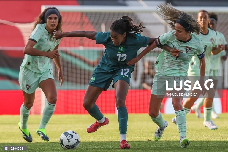 A jogadora da Seleção Nacional de Portugal Dolores Silva (E) disputa a bola com a Jennifer Echegini (C) da Seleção Nacional da Nigéria, durante o jogo de preparação para o Campeonato da Europa 2025 feminino,  no estádio José Gomes, na Amadora, Lisboa, 23 de junho de 2025, MANUEL DE ALMEIDA/LUSA