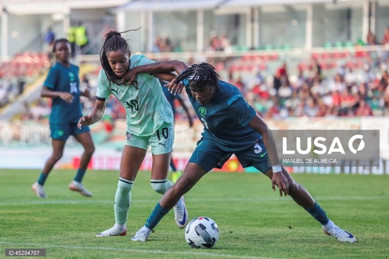 A jogadora da Seleção Nacional de Portugal Jéssica Silva (E) disputa a bola com a Osinachi Ohalé (D) da Seleção Nacional da Nigéria, durante o jogo de preparação para o Campeonato da Europa 2025 feminino,  no estádio José Gomes, na Amadora, Lisboa, 23 de junho de 2025, MANUEL DE ALMEIDA/LUSA