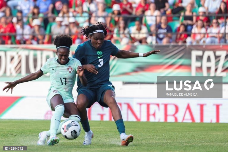 A jogadora da Seleção Nacional de Portugal Diana Silva (E) disputa a bola com a Osinachi Ohalé (D) da Seleção Nacional da Nigéria, durante o jogo de preparação para o Campeonato da Europa 2025 feminino,  no estádio José Gomes, na Amadora, Lisboa, 23 de junho de 2025, MANUEL DE ALMEIDA/LUSA
