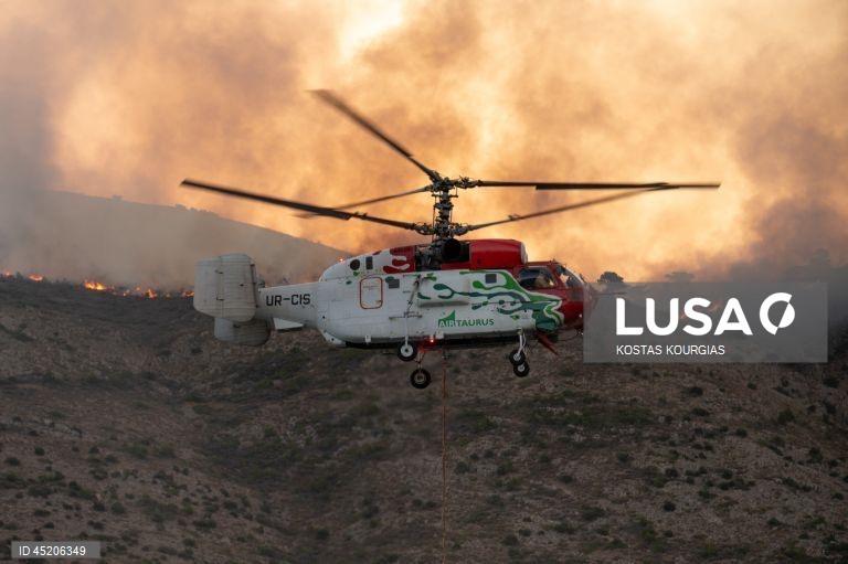 Grécia: Incêndio florestal continua a arder na ilha de Chios