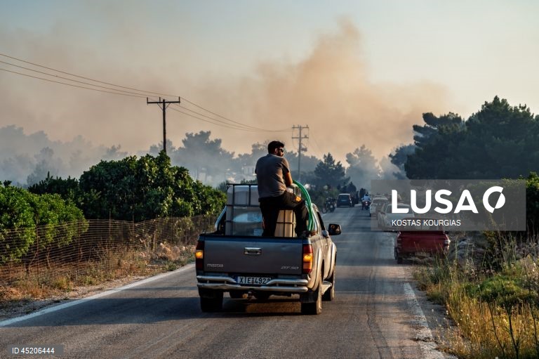 Grécia: Incêndio florestal continua a arder na ilha de Chios