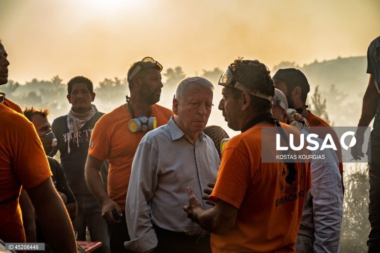 Grécia: Incêndio florestal continua a arder na ilha de Chios