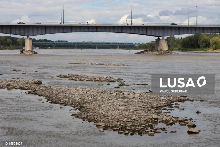 Polónia: nível baixo da água do rio Vístula devido à seca prolongada