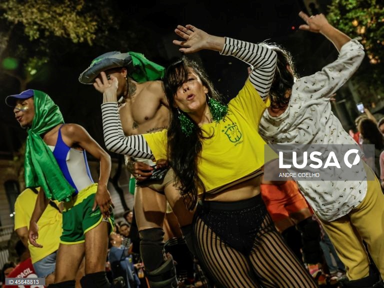 Pessoas tocam música e dançam enquanto comemoram a condenação do ex-presidente brasileiro Jair Bolsonaro no Rio de Janeiro, Brasil. Bolsonaro foi condenado pelo Supremo Tribunal Federal a 27 anos e três meses de prisão por conspirar contra a ordem democrática após sua derrota nas eleições de 2022 contra o atual presidente Luiz Inácio Lula da Silva.  