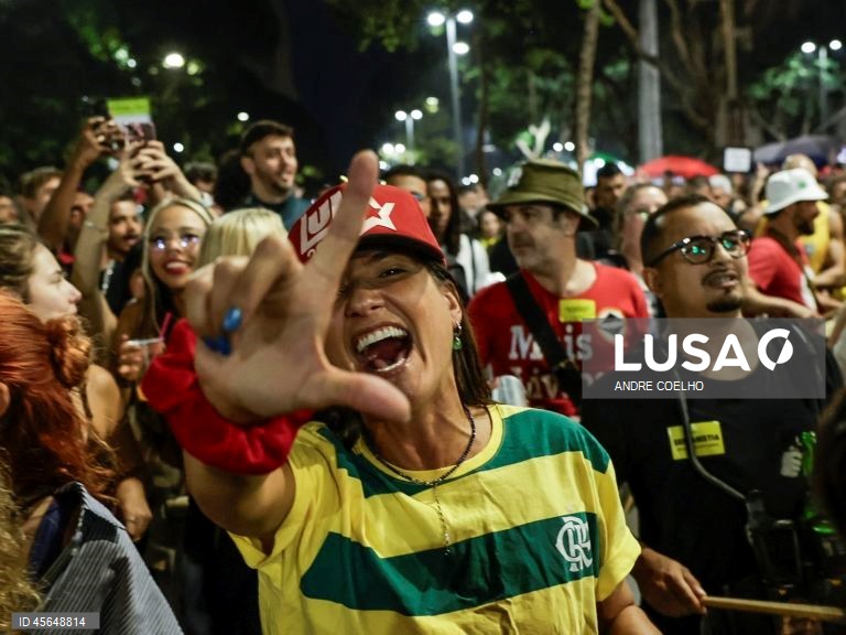 Pessoas tocam música e dançam enquanto comemoram a condenação do ex-presidente brasileiro Jair Bolsonaro no Rio de Janeiro, Brasil. Bolsonaro foi condenado pelo Supremo Tribunal Federal a 27 anos e três meses de prisão por conspirar contra a ordem democrática após sua derrota nas eleições de 2022 contra o atual presidente Luiz Inácio Lula da Silva.  