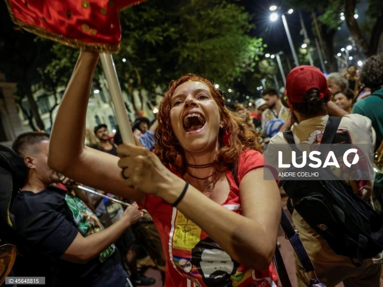 Pessoas tocam música e dançam enquanto comemoram a condenação do ex-presidente brasileiro Jair Bolsonaro no Rio de Janeiro, Brasil. Bolsonaro foi condenado pelo Supremo Tribunal Federal a 27 anos e três meses de prisão por conspirar contra a ordem democrática após sua derrota nas eleições de 2022 contra o atual presidente Luiz Inácio Lula da Silva.  