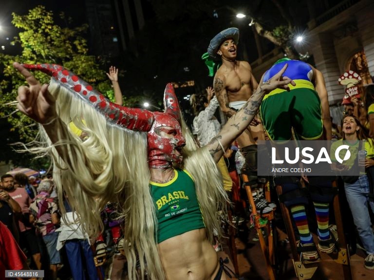 Pessoas tocam música e dançam enquanto comemoram a condenação do ex-presidente brasileiro Jair Bolsonaro no Rio de Janeiro, Brasil. Bolsonaro foi condenado pelo Supremo Tribunal Federal a 27 anos e três meses de prisão por conspirar contra a ordem democrática após sua derrota nas eleições de 2022 contra o atual presidente Luiz Inácio Lula da Silva.  