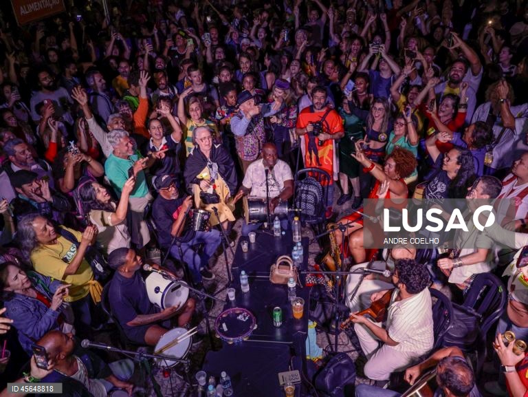 Pessoas tocam música e dançam enquanto comemoram a condenação do ex-presidente brasileiro Jair Bolsonaro no Rio de Janeiro, Brasil. Bolsonaro foi condenado pelo Supremo Tribunal Federal a 27 anos e três meses de prisão por conspirar contra a ordem democrática após sua derrota nas eleições de 2022 contra o atual presidente Luiz Inácio Lula da Silva.  