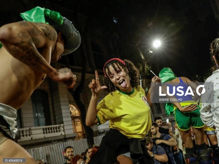 Pessoas tocam música e dançam enquanto comemoram a condenação do ex-presidente brasileiro Jair Bolsonaro no Rio de Janeiro, Brasil. Bolsonaro foi condenado pelo Supremo Tribunal Federal a 27 anos e três meses de prisão por conspirar contra a ordem democrática após sua derrota nas eleições de 2022 contra o atual presidente Luiz Inácio Lula da Silva.  