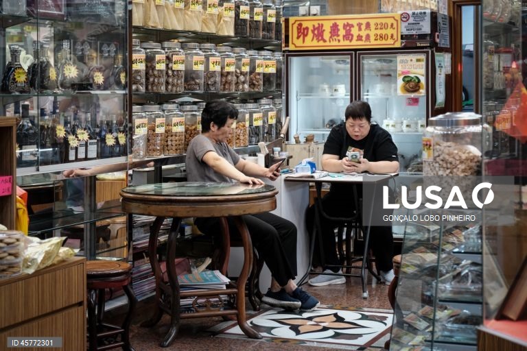 Encerramento dos casinos satélite de Macau até 31 de dezembro ameaça a sobrevivência de setores económicos que deles dependem, como as casas de penhores e o comércio de alto luxo.