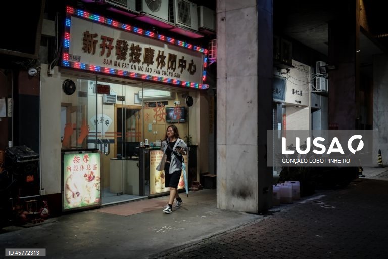 Encerramento dos casinos satélite de Macau até 31 de dezembro ameaça a sobrevivência de setores económicos que deles dependem, como as casas de penhores e o comércio de alto luxo.