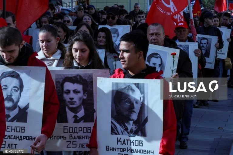 Ativistas do Partido Comunista seguram bandeiras vermelhas durante uma manifestação comemorativa em Moscovo, Rússia. Seguindo ordens do presidente Boris Yeltsin, tanques do exército estacionados na margem do rio Moscovo abriram fogo através da água contra a «Casa Branca», sede do parlamento russo rebelde, em 4 de outubro de 1993. Mais de 120 pessoas morreram quando a nova liderança da Rússia sufocou os últimos suspiros do sistema soviético em ruínas. Um bombardeamento de dez horas forçou a...