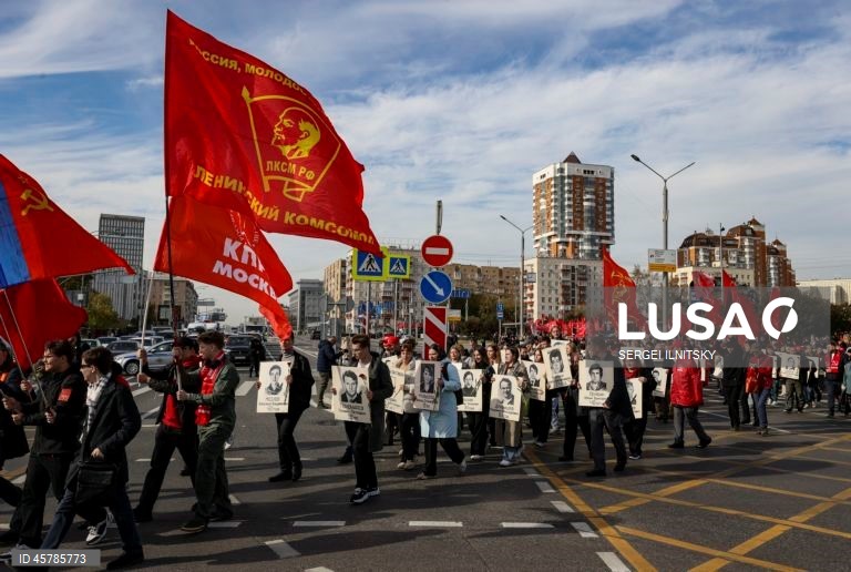 Ativistas do Partido Comunista seguram bandeiras vermelhas durante uma manifestação comemorativa em Moscovo, Rússia. Seguindo ordens do presidente Boris Yeltsin, tanques do exército estacionados na margem do rio Moscovo abriram fogo através da água contra a «Casa Branca», sede do parlamento russo rebelde, em 4 de outubro de 1993. Mais de 120 pessoas morreram quando a nova liderança da Rússia sufocou os últimos suspiros do sistema soviético em ruínas. Um bombardeamento de dez horas forçou a...