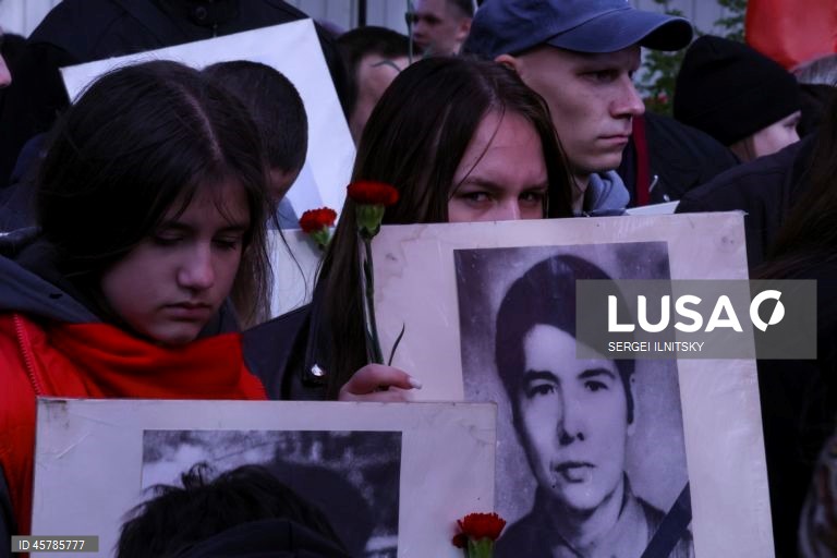 Ativistas do Partido Comunista seguram bandeiras vermelhas durante uma manifestação comemorativa em Moscovo, Rússia. Seguindo ordens do presidente Boris Yeltsin, tanques do exército estacionados na margem do rio Moscovo abriram fogo através da água contra a «Casa Branca», sede do parlamento russo rebelde, em 4 de outubro de 1993. Mais de 120 pessoas morreram quando a nova liderança da Rússia sufocou os últimos suspiros do sistema soviético em ruínas. Um bombardeamento de dez horas forçou a...