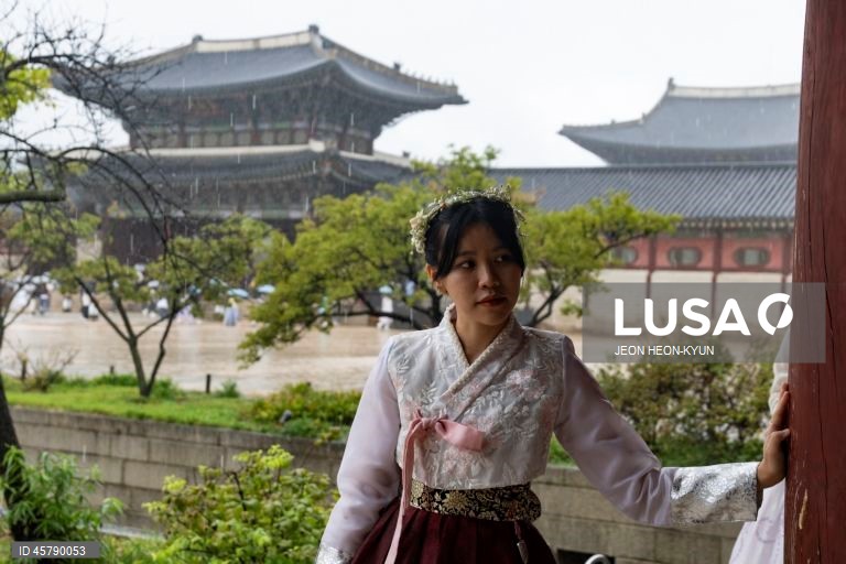 O Chuseok, um dos principais feriados tradicionais da Coreia. Todos os anos, muitos coreanos viajam para as suas cidades natais para visitar a família e honrar os seus antepassados durante o Chuseok.  
