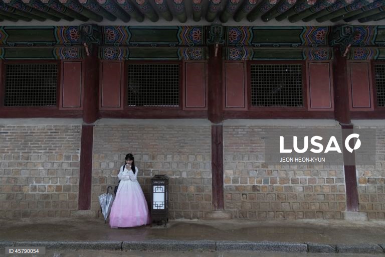 O Chuseok, um dos principais feriados tradicionais da Coreia. Todos os anos, muitos coreanos viajam para as suas cidades natais para visitar a família e honrar os seus antepassados durante o Chuseok.  