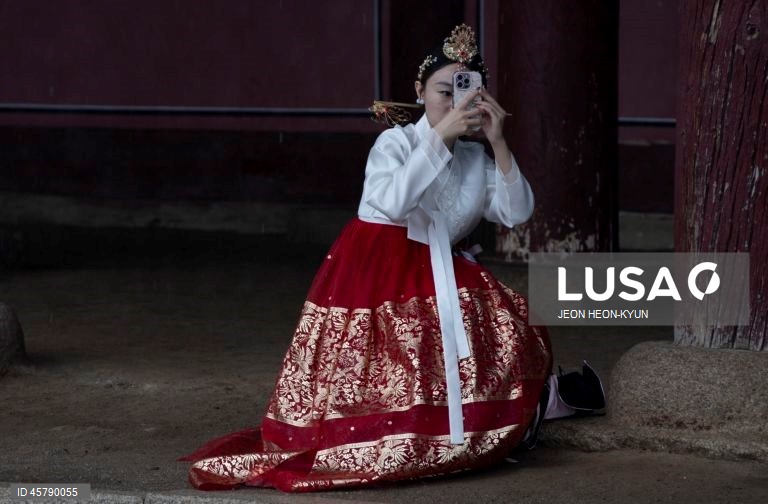 O Chuseok, um dos principais feriados tradicionais da Coreia. Todos os anos, muitos coreanos viajam para as suas cidades natais para visitar a família e honrar os seus antepassados durante o Chuseok.  