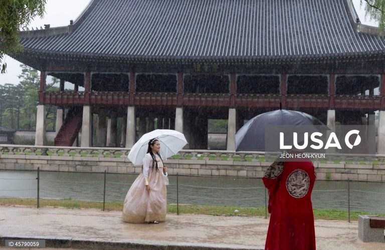 O Chuseok, um dos principais feriados tradicionais da Coreia. Todos os anos, muitos coreanos viajam para as suas cidades natais para visitar a família e honrar os seus antepassados durante o Chuseok.  