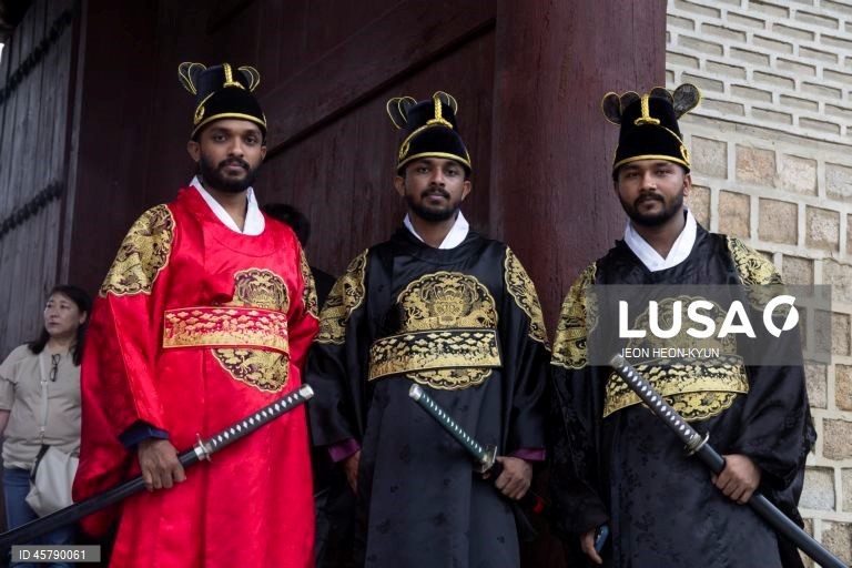 O Chuseok, um dos principais feriados tradicionais da Coreia. Todos os anos, muitos coreanos viajam para as suas cidades natais para visitar a família e honrar os seus antepassados durante o Chuseok.  