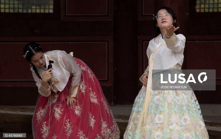 O Chuseok, um dos principais feriados tradicionais da Coreia. Todos os anos, muitos coreanos viajam para as suas cidades natais para visitar a família e honrar os seus antepassados durante o Chuseok.  