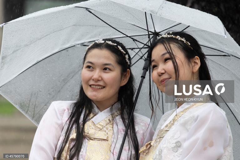 O Chuseok, um dos principais feriados tradicionais da Coreia. Todos os anos, muitos coreanos viajam para as suas cidades natais para visitar a família e honrar os seus antepassados durante o Chuseok.  