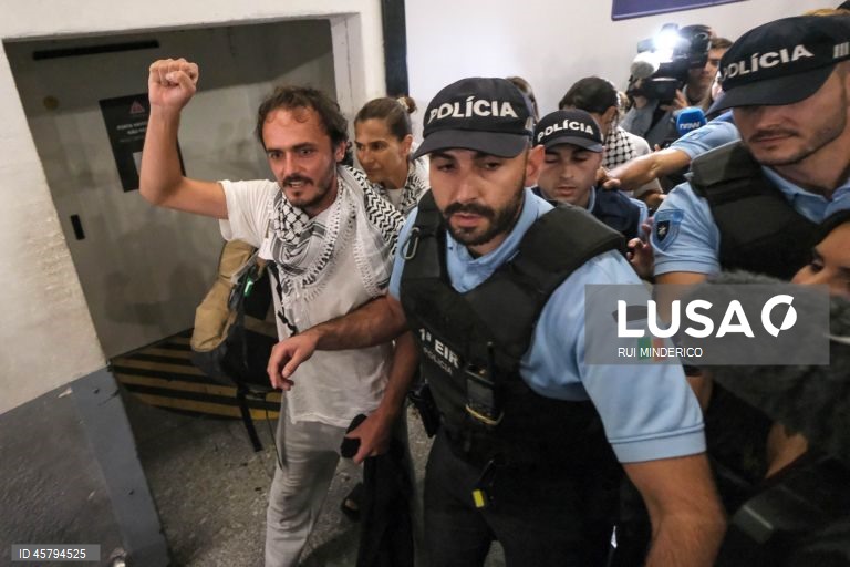 Os quatro portugueses Mariana Mortágua, Sofia Aparício, Miguel Duarte e Diogo Chaves que participaram na Flotilha Global Sumud, detidos em Israel desde quinta-feira, chegam ao aeroporto de Lisboa, Portugal,