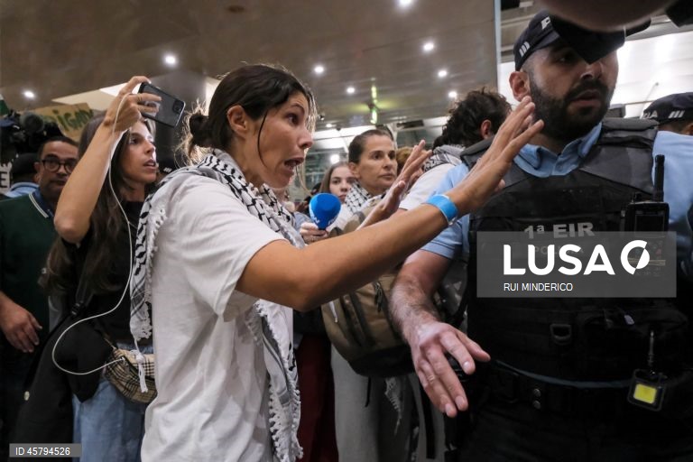 Os quatro portugueses Mariana Mortágua, Sofia Aparício, Miguel Duarte e Diogo Chaves que participaram na Flotilha Global Sumud, detidos em Israel desde quinta-feira, chegam ao aeroporto de Lisboa, Portugal,