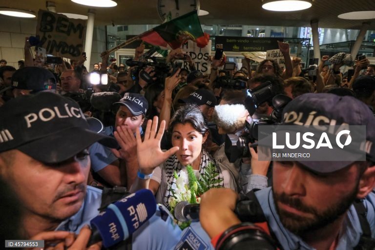 Os quatro portugueses Mariana Mortágua, Sofia Aparício, Miguel Duarte e Diogo Chaves que participaram na Flotilha Global Sumud, detidos em Israel desde quinta-feira, chegam ao aeroporto de Lisboa, Portugal,