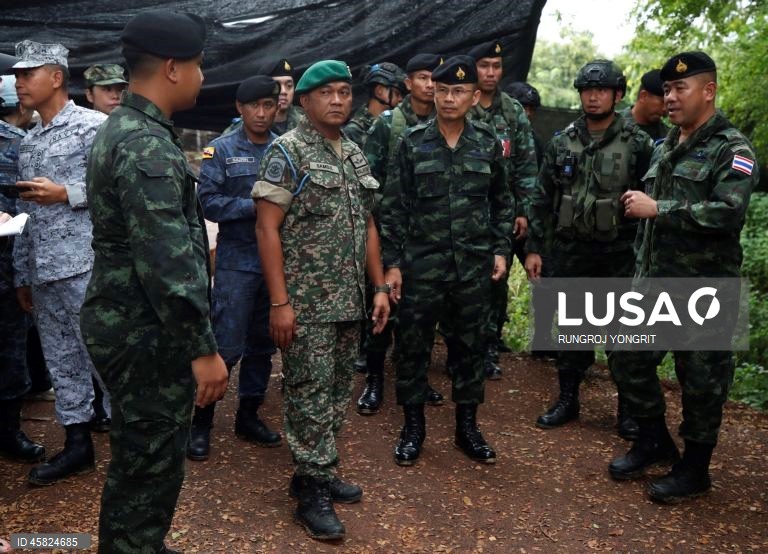 Prazo para os colonos cambojanos deixarem a zona fronteiriça controlada pela Tailândia chegou ao fim.