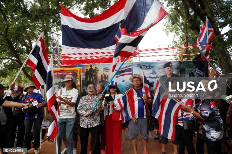 Prazo para os colonos cambojanos deixarem a zona fronteiriça controlada pela Tailândia chegou ao fim.