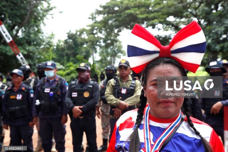 Prazo para os colonos cambojanos deixarem a zona fronteiriça controlada pela Tailândia chegou ao fim.