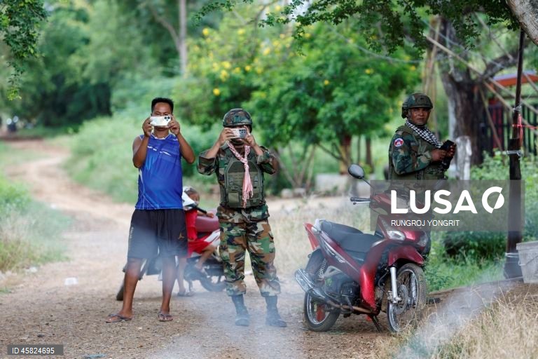 Prazo para os colonos cambojanos deixarem a zona fronteiriça controlada pela Tailândia chegou ao fim.
