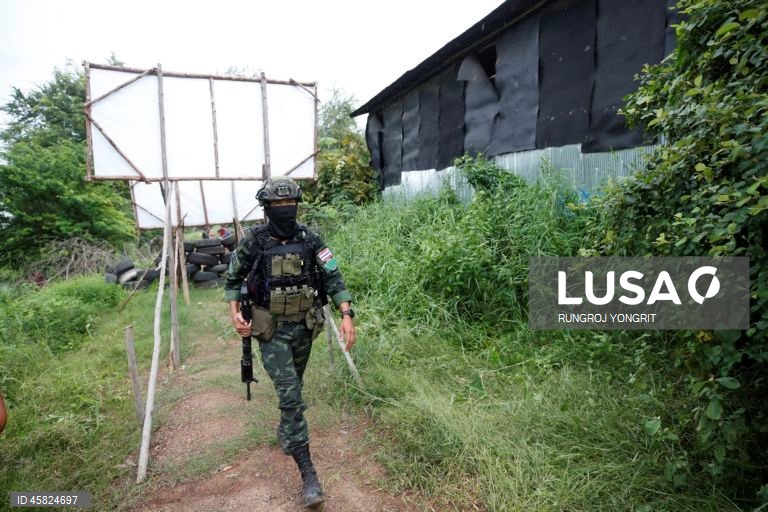 Prazo para os colonos cambojanos deixarem a zona fronteiriça controlada pela Tailândia chegou ao fim.
