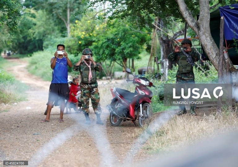 Prazo para os colonos cambojanos deixarem a zona fronteiriça controlada pela Tailândia chegou ao fim.