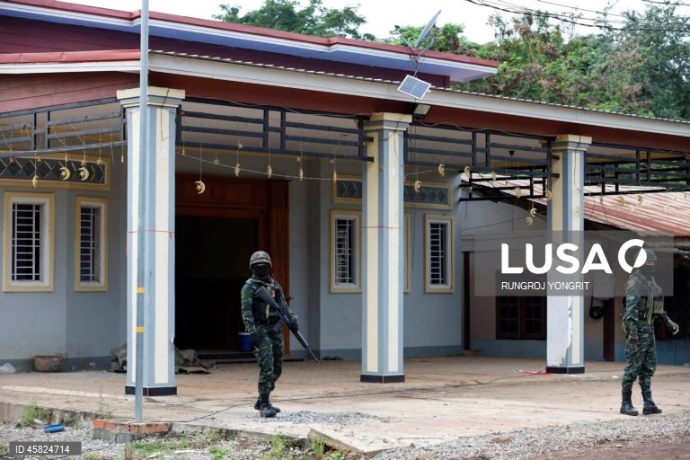 Prazo para os colonos cambojanos deixarem a zona fronteiriça controlada pela Tailândia chegou ao fim.