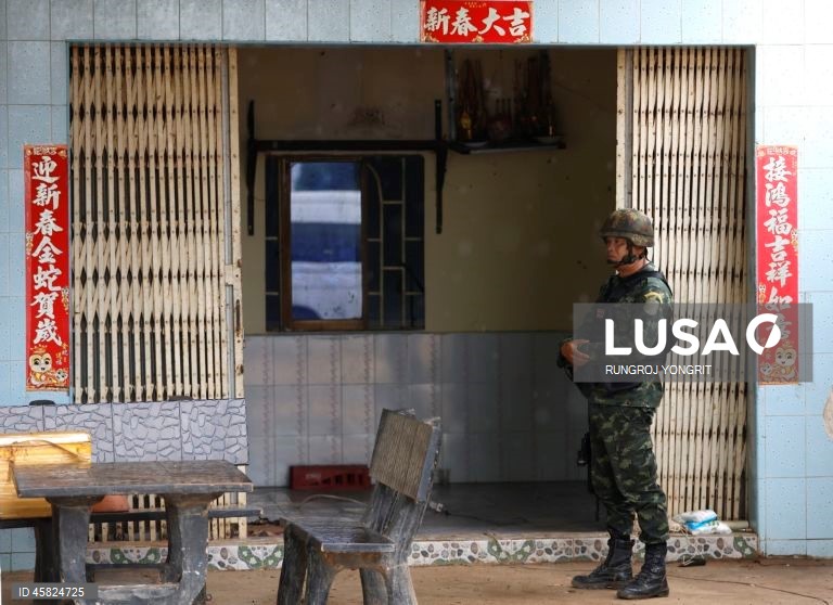 Prazo para os colonos cambojanos deixarem a zona fronteiriça controlada pela Tailândia chegou ao fim.