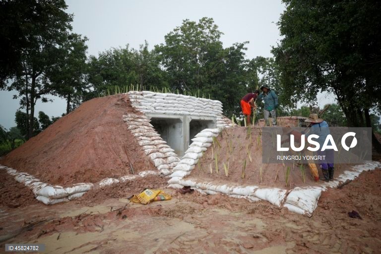 Prazo para os colonos cambojanos deixarem a zona fronteiriça controlada pela Tailândia chegou ao fim.