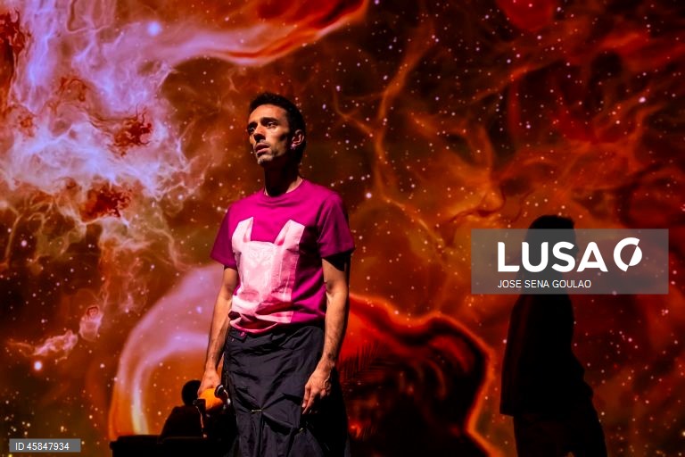 Ensaio de imprensa da peça “Reality Show: Os Raposos 3027”, com interpretação de José Raposo, Miguel Raposo e Ricardo Raposo, texto e encenação de Miguel Raposo, no Teatro Variedades, em Lisboa, 14 de outubro de 2025. O espetáculo tem estreia marcada para dia 15 de outubro. JOSÉ SENA GOULÃO/LUSA