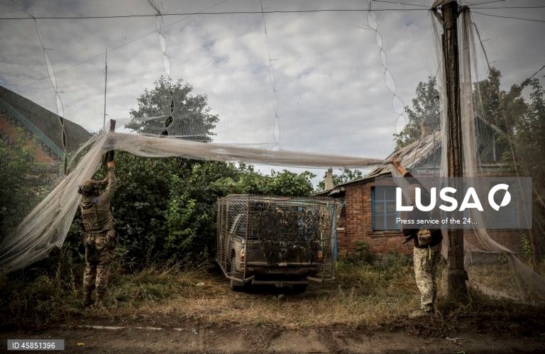 Ucrânia: Soldados da 24.ª brigada mecanizada com o nome do rei Danylo, instalam redes ao longo das estradas, para protegê-las de ataques com drones, numa cidade da linha da frente na região de Donetsk