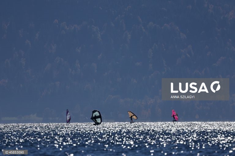 Alemanha: Windsurfistas no lago da Baviera