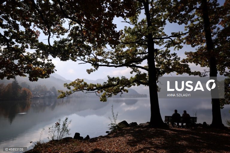 Alemanha: Windsurfistas no lago da Baviera