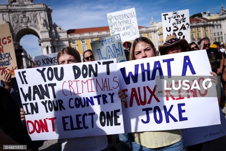 Protesto em solidariedade com os americanos nos Estados Unidos, organizado pelo AMPT UP - Americanos em Portugal Unidos em Protesto, na Praça do Comércio em Lisboa, 18 de outubro de 2025. RODRIGO ANTUNES/LUSA