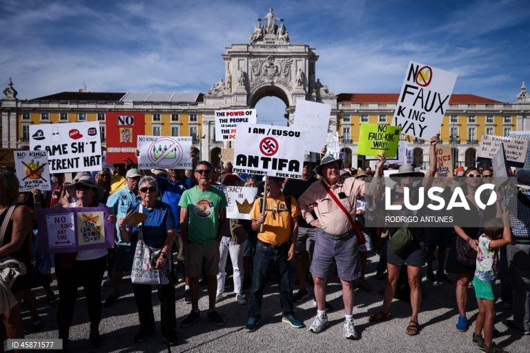 Protesto em solidariedade com os americanos nos Estados Unidos, organizado pelo AMPT UP - Americanos em Portugal Unidos em Protesto, na Praça do Comércio em Lisboa, 18 de outubro de 2025. RODRIGO ANTUNES/LUSA