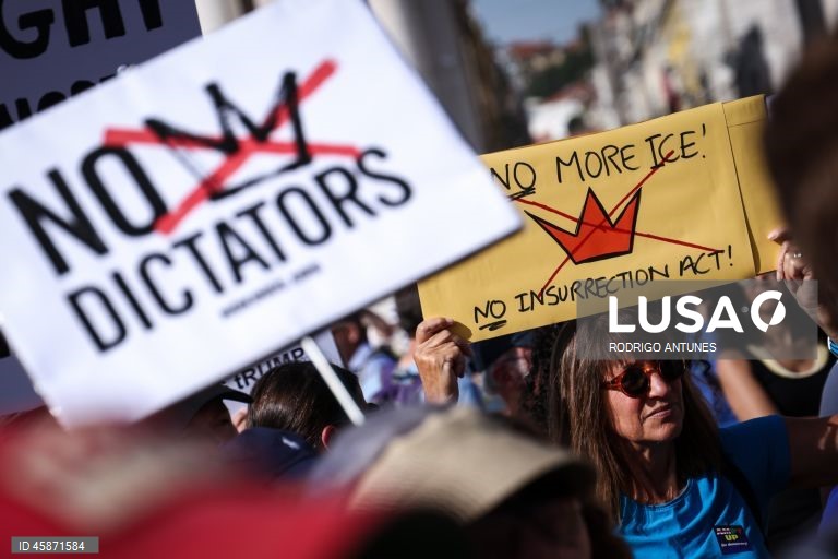 Protesto em solidariedade com os americanos nos Estados Unidos, organizado pelo AMPT UP - Americanos em Portugal Unidos em Protesto, na Praça do Comércio em Lisboa, 18 de outubro de 2025. RODRIGO ANTUNES/LUSA