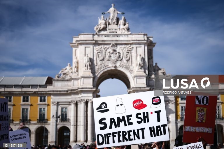 Protesto em solidariedade com os americanos nos Estados Unidos, organizado pelo AMPT UP - Americanos em Portugal Unidos em Protesto, na Praça do Comércio em Lisboa, 18 de outubro de 2025. RODRIGO ANTUNES/LUSA