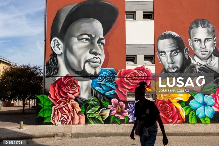 Moradores do Bairro do Zambujal prestam homenagem a Odair Moniz, natural de Cabo Verde e imigrante em Portugal, que foi alvejado por um agente da Polícia de Segurança Pública (PSP) a 21 de outubro de 2024, com a inauguração de um mural, um almoço comunitário e concertos, no Bairro do Zambujal, Amadora, 18 de outubro de 2025. JOSÉ SENA GOULÃO/LUSA