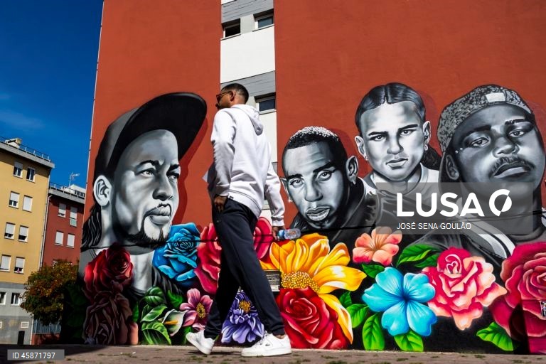 Moradores do Bairro do Zambujal prestam homenagem a Odair Moniz, natural de Cabo Verde e imigrante em Portugal, que foi alvejado por um agente da Polícia de Segurança Pública (PSP) a 21 de outubro de 2024, com a inauguração de um mural, um almoço comunitário e concertos, no Bairro do Zambujal, Amadora, 18 de outubro de 2025. JOSÉ SENA GOULÃO/LUSA