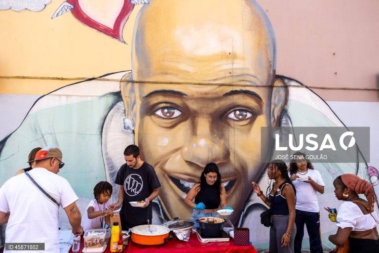 Moradores do Bairro do Zambujal prestam homenagem a Odair Moniz, natural de Cabo Verde e imigrante em Portugal, que foi alvejado por um agente da Polícia de Segurança Pública (PSP) a 21 de outubro de 2024, com a inauguração de um mural, um almoço comunitário e concertos, no Bairro do Zambujal, Amadora, 18 de outubro de 2025. JOSÉ SENA GOULÃO/LUSA