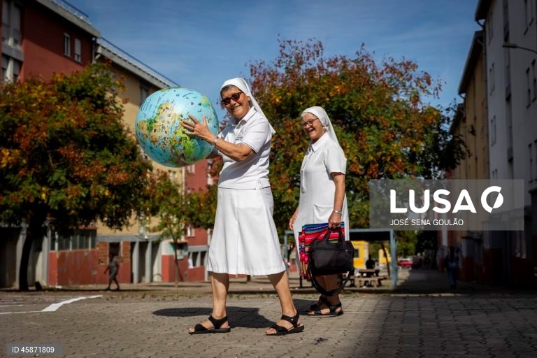 Moradores do Bairro do Zambujal prestam homenagem a Odair Moniz, natural de Cabo Verde e imigrante em Portugal, que foi alvejado por um agente da Polícia de Segurança Pública (PSP) a 21 de outubro de 2024, com a inauguração de um mural, um almoço comunitário e concertos, no Bairro do Zambujal, Amadora, 18 de outubro de 2025. JOSÉ SENA GOULÃO/LUSA