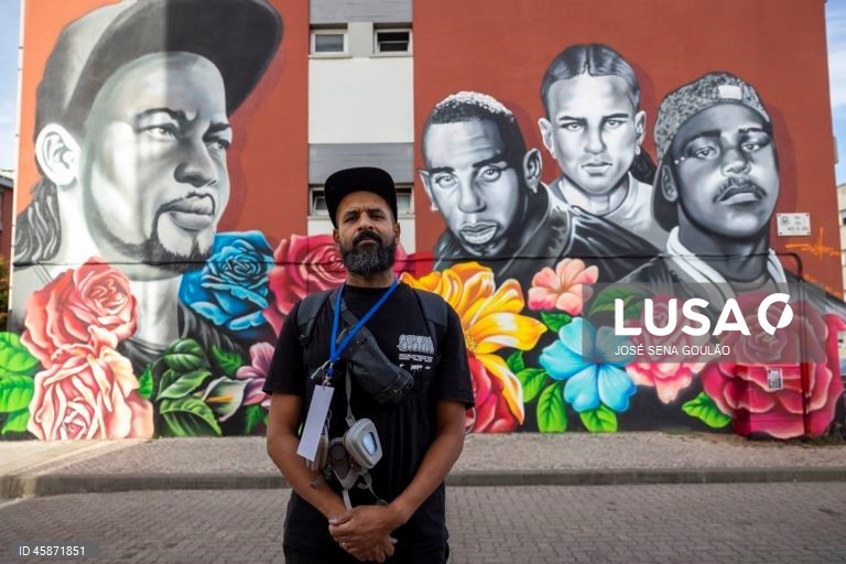 O autor do mural em honra de Odair Moniz, Das Neves, posa para uma fotografia durante uma homenagem dos moradores do Bairro do Zambujal a Odair Moniz, natural de Cabo Verde e imigrante em Portugal que foi alvejado por um agente da Polícia de Segurança Pública (PSP) a 21 de outubro de 2024, com a inauguração de um mural, um almoço comunitário e concertos, no Bairro do Zambujal, em Lisboa, 18 de outubro de 2025. JOSÉ SENA GOULÃO/LUSA